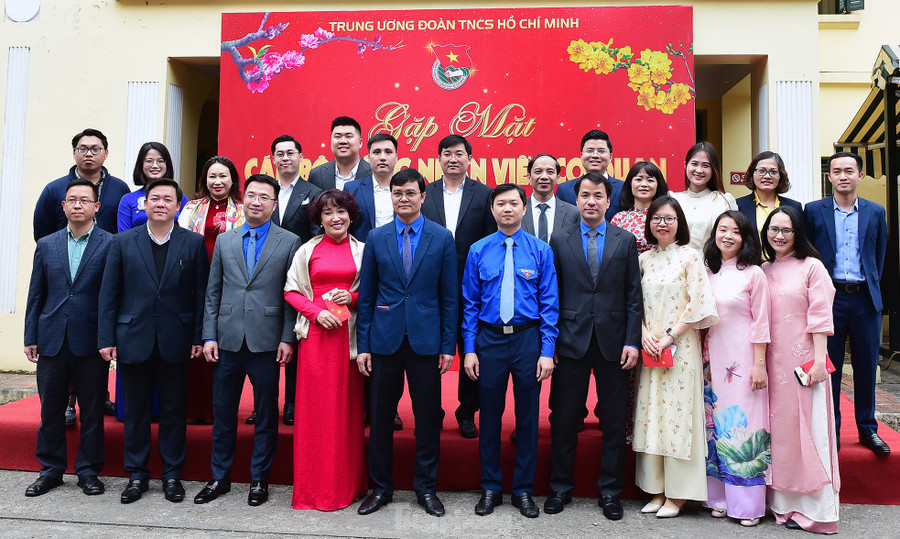 Ban Bí thư T.Ư Đoàn và đại diện Công đoàn - Hội Cựu chiến binh - Đoàn Thanh niên cơ quan; chụp ảnh với các ban, đơn vị cơ quan T.Ư Đoàn. Ảnh: Xuân Tùng