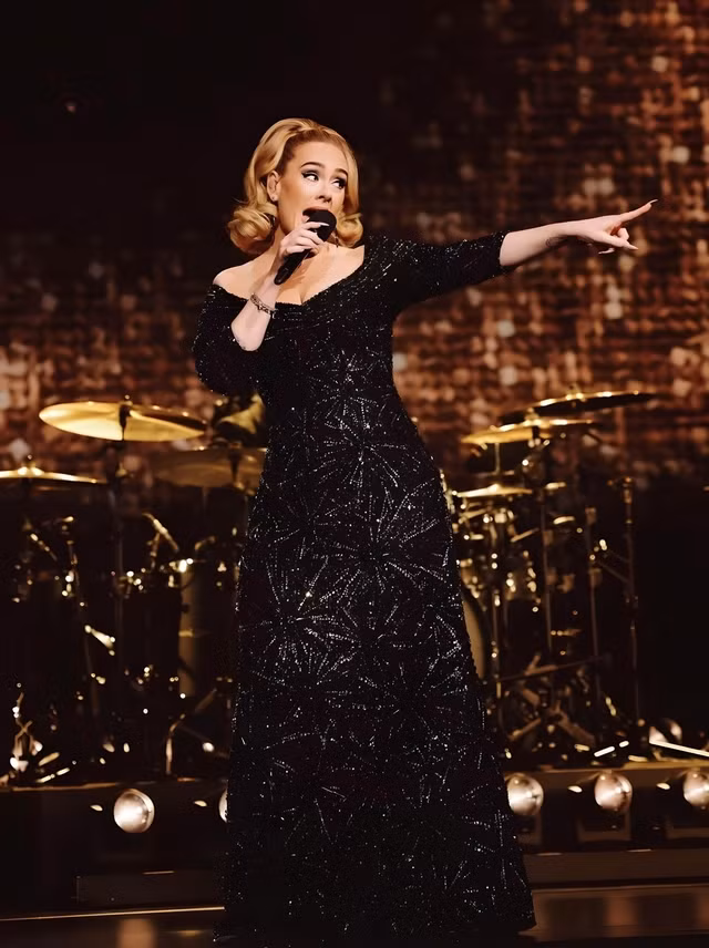 Adele diện váy pháo hoa của Công Trí