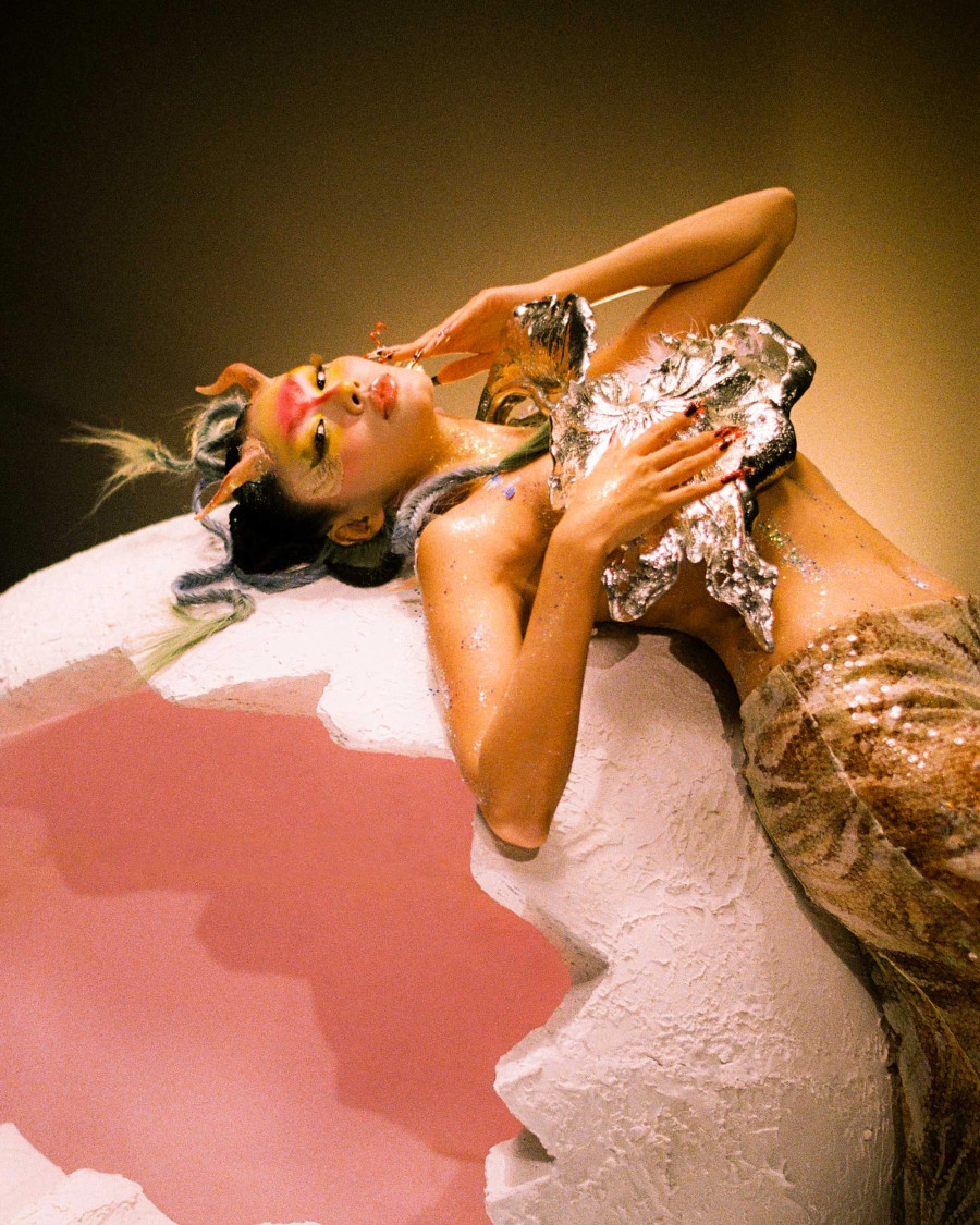 "Với Nhi, không có người phụ nữ nào là hoàn hảo mà chỉ có những phụ nữ ngày càng hoàn thiện bản thân và làm mình trở thành một phiên bản tốt hơn. Nhi luôn là chính mình chứ không phải một ai khác. Vì ai cũng có cá tính riêng, không có sự giới hạn tiêu chuẩn nhất định nào cả", người đẹp 30 tuổi bày tỏ "Với Nhi, không có người phụ nữ nào là hoàn hảo mà chỉ có những phụ nữ ngày càng hoàn thiện bản thân và làm mình trở thành một phiên bản tốt hơn. Nhi luôn là chính mình chứ không phải một ai khác. Vì ai cũng có cá tính riêng, không có sự giới hạn tiêu chuẩn nhất định nào cả", người đẹp 30 tuổi bày tỏ