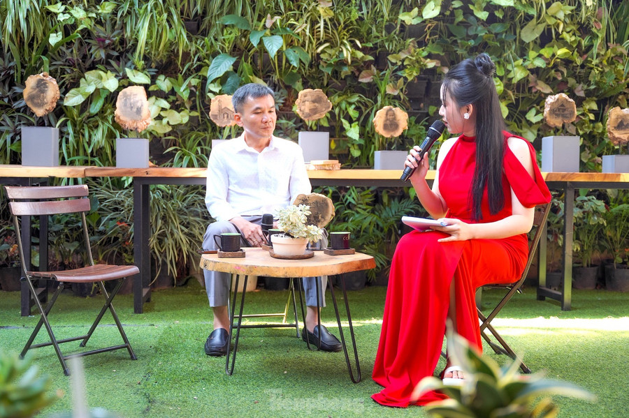Họa sĩ Nohochi tên thật là Nông Hoàng Chiến (trú tại TP Buôn Ma Thuột, tỉnh Đắk Lắk). Trưng bày diễn ra từ ngày 18/2 đến hết 29/2. Họa sĩ Nohochi tên thật là Nông Hoàng Chiến (trú tại TP Buôn Ma Thuột, tỉnh Đắk Lắk). Trưng bày diễn ra từ ngày 18/2 đến hết 29/2.