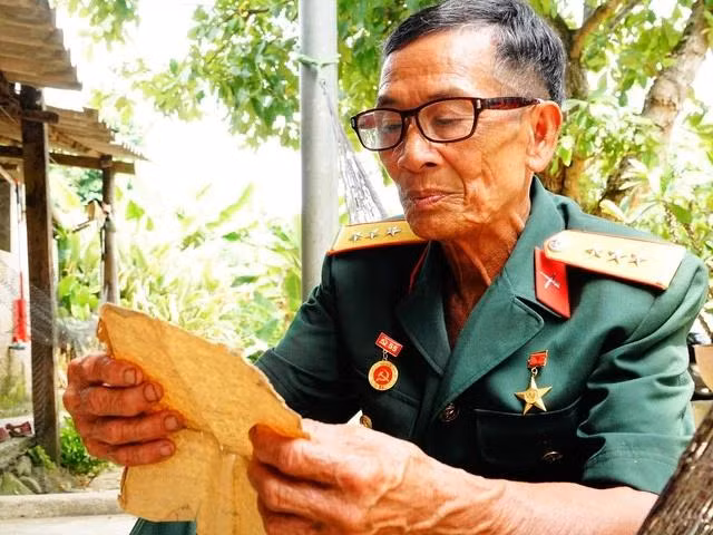 Phút trầm lắng, khi anh hùng Nguyễn Xuân Trường lật giở kỷ vật