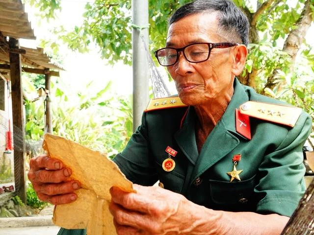 Phút trầm lắng, khi anh hùng Nguyễn Xuân Trường lật giở kỷ vật Phút trầm lắng, khi anh hùng Nguyễn Xuân Trường lật giở kỷ vật