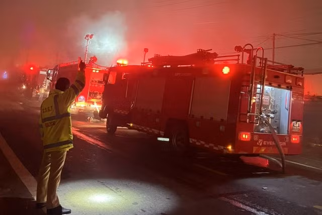 4 xe chữa cháy cùng hàng chục cán bộ, chiến sĩ từ TP.Đà Lạt đến hiện trường dập lửa