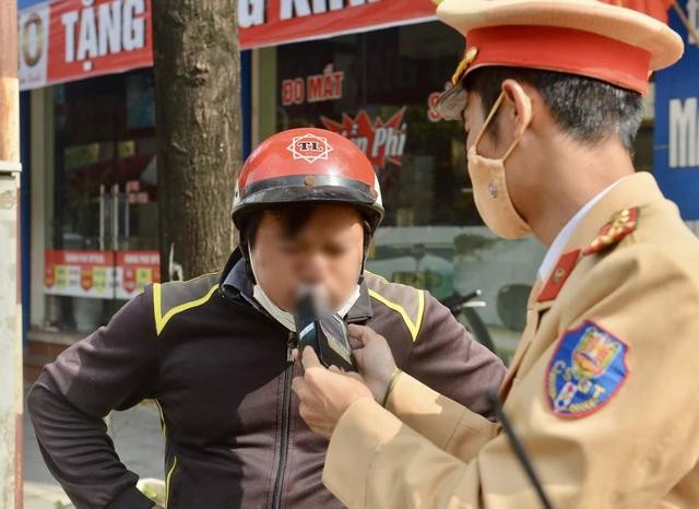 CSGT kiểm tra nồng độ cồn với người điều khiển phương tiện tham gia giao thông CSGT kiểm tra nồng độ cồn với người điều khiển phương tiện tham gia giao thông
