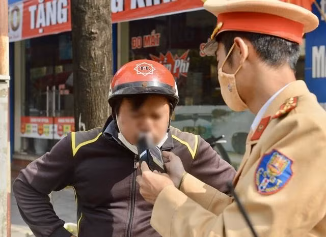CSGT kiểm tra nồng độ cồn với người điều khiển phương tiện tham gia giao thông