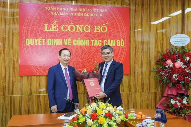 Phó thống đốc thường trực Ngân hàng Nhà nước Việt Nam Đào Minh Tú trao quyết định điều động, bổ nhiệm cho ông Nguyễn Đức Cường