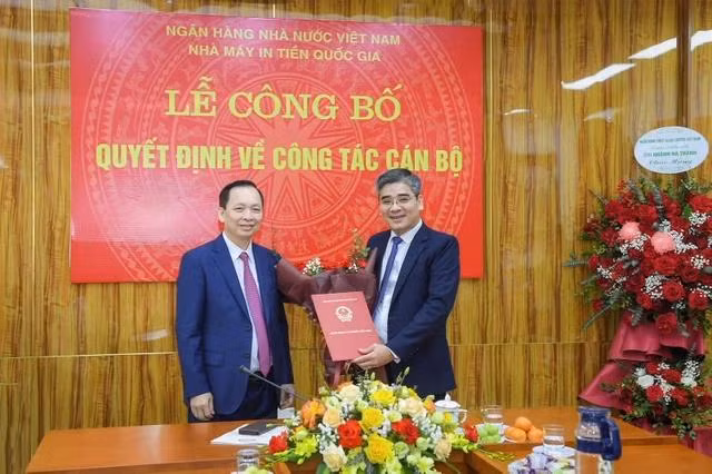 Phó thống đốc thường trực Ngân hàng Nhà nước Việt Nam Đào Minh Tú trao quyết định điều động, bổ nhiệm cho ông Nguyễn Đức Cường