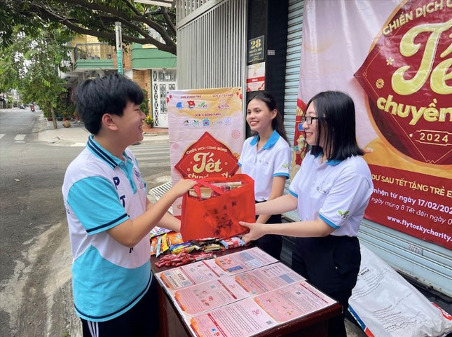 Các tình nguyện viên chiến dịch “Tết chuyền tay” tại TPHCM đón nhận nguồn lực ủng hộ chương trình. Ảnh: NVCC Các tình nguyện viên chiến dịch “Tết chuyền tay” tại TPHCM đón nhận nguồn lực ủng hộ chương trình. Ảnh: NVCC