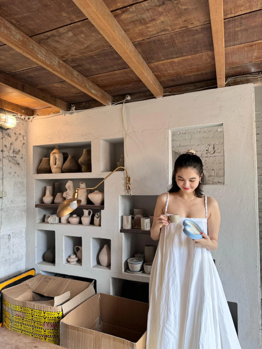 Sau 3 tháng tạm giam, Ngọc Trinh được tòa tuyên án treo, trở về nhà đón tết cùng gia đình. Giai đoạn này, chân dài quê Trà Vinh chưa trở lại với các hoạt động nghệ thuật. Thay vào đó, cô dành thời gian để ở cạnh những người mình thương yêu. Người đẹp hy vọng năm 2024 ngập tràn niềm vui, bình an và “không có tổn thương cũng chẳng khúc khuỷu gập ghềnh”