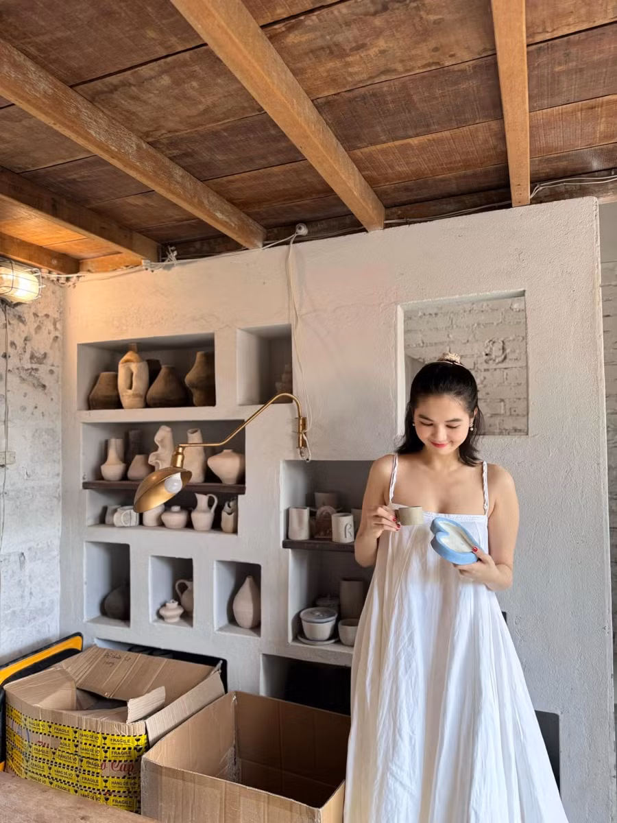 Sau 3 tháng tạm giam, Ngọc Trinh được tòa tuyên án treo, trở về nhà đón tết cùng gia đình. Giai đoạn này, chân dài quê Trà Vinh chưa trở lại với các hoạt động nghệ thuật. Thay vào đó, cô dành thời gian để ở cạnh những người mình thương yêu. Người đẹp hy vọng năm 2024 ngập tràn niềm vui, bình an và “không có tổn thương cũng chẳng khúc khuỷu gập ghềnh”