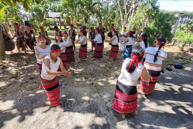 Các nghệ nhân biểu diễn tiết mục múa cồng chiêng tại chương trình. Các nghệ nhân biểu diễn tiết mục múa cồng chiêng tại chương trình.