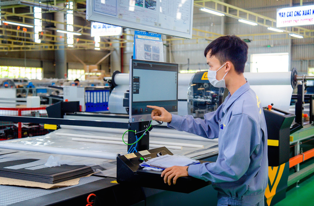 Người lao động đã quay lại nhà máy bắt đầu công việc của năm mới Người lao động đã quay lại nhà máy bắt đầu công việc của năm mới