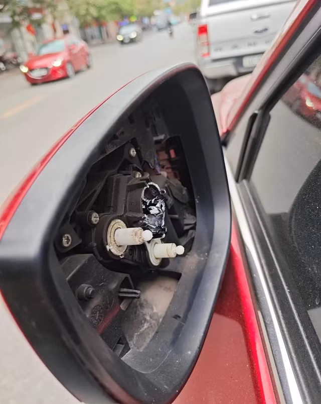 21 xe ô tô bị lấy trộm gương chiếu hậu