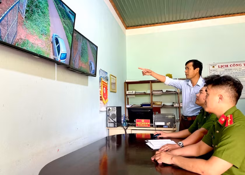 Lực lượng Công an xã Hneng (huyện Đak Đoa) theo dõi tình hình trật tự, an toàn giao thông qua dữ liệu hình ảnh từ camera. Ảnh: M.T