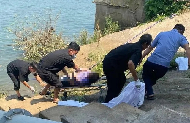 Thi thể nạn nhân được đưa lên bờ Thi thể nạn nhân được đưa lên bờ