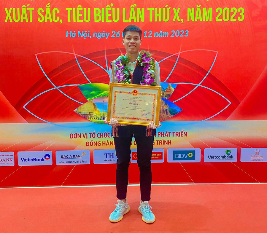 Võ sĩ Ksor Phuk vinh dự nhận bằng khen của Bộ trưởng, Chủ nhiệm Ủy ban Dân tộc vì đã có thành tích tiêu biểu trong học tập, rèn luyện và công tác năm 2023. Ảnh: ĐĂNG TOẢN Võ sĩ Ksor Phuk vinh dự nhận bằng khen của Bộ trưởng, Chủ nhiệm Ủy ban Dân tộc vì đã có thành tích tiêu biểu trong học tập, rèn luyện và công tác năm 2023. Ảnh: ĐĂNG TOẢN