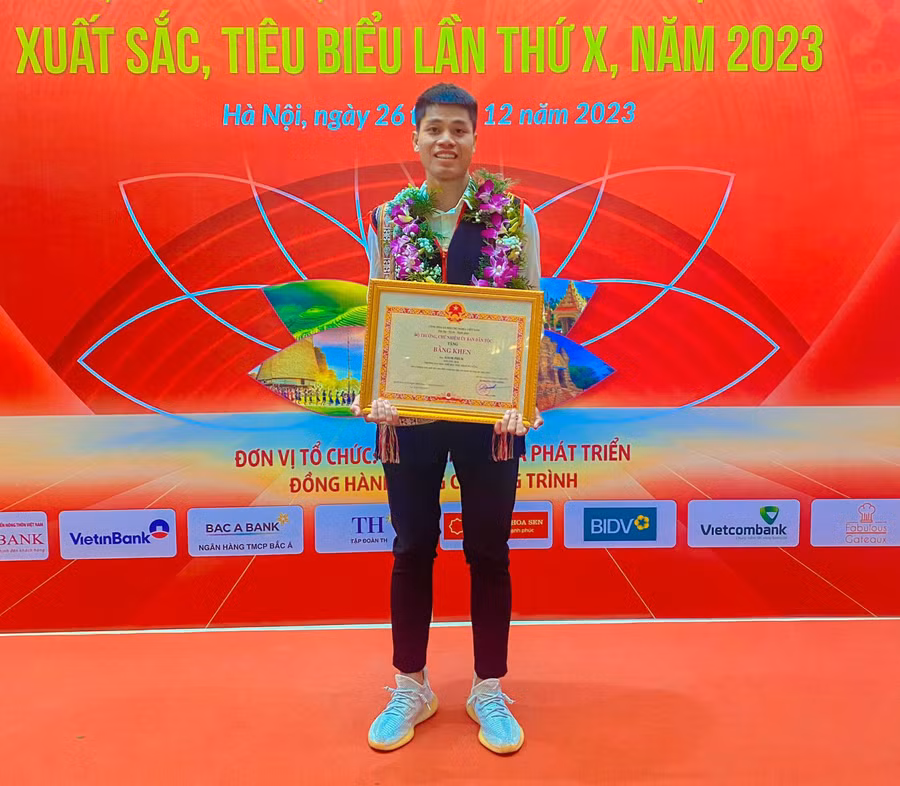 Võ sĩ Ksor Phuk vinh dự nhận bằng khen của Bộ trưởng, Chủ nhiệm Ủy ban Dân tộc vì đã có thành tích tiêu biểu trong học tập, rèn luyện và công tác năm 2023. Ảnh: ĐĂNG TOẢN