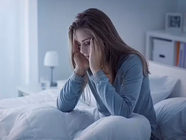 Ngủ nhiều có thể làm xáo trộn nhịp sinh học và gây nhức đầu khi thức dậy