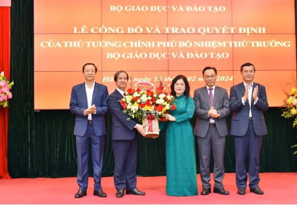 Lãnh đạo Bộ GD-ĐT chúc mừng tân Thứ trưởng Nguyễn Thị Kim Chi