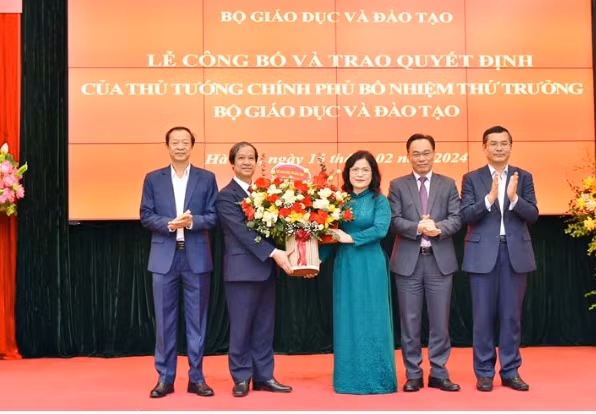 Lãnh đạo Bộ GD-ĐT chúc mừng tân Thứ trưởng Nguyễn Thị Kim Chi