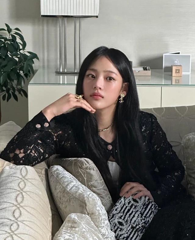 Nhờ biệt danh &quot;em gái BTS&quot; nên ngay từ khi mới ra mắt, NewJeans đã nhận được sự quan tâm rất lớn từ công chúng bởi cả hai nhóm nhạc đều có chung công ty quản lý. Không phụ sự kỳ vọng từ người hâm mộ, 5 cô gái trẻ trung và tài năng liên tiếp đạt được nhiều thành tựu đáng nể và để lại những dấu ấn nhất định trong lòng khán giả, đặc biệt là Kim Minji. Minji sinh năm 2004, thành viên lớn tuổi nhất nhóm và cũng là người đầu tiên được ADOR (công ty quản lý trực tiếp của NewJeans thuộc HYBE) giới thiệu tới công chúng. Sau khi debut, cái tên Minji luôn nằm trong top những nữ idol được quan tâm nhất, cô được coi là &quot;cây hút fan&quot; của NewJeans