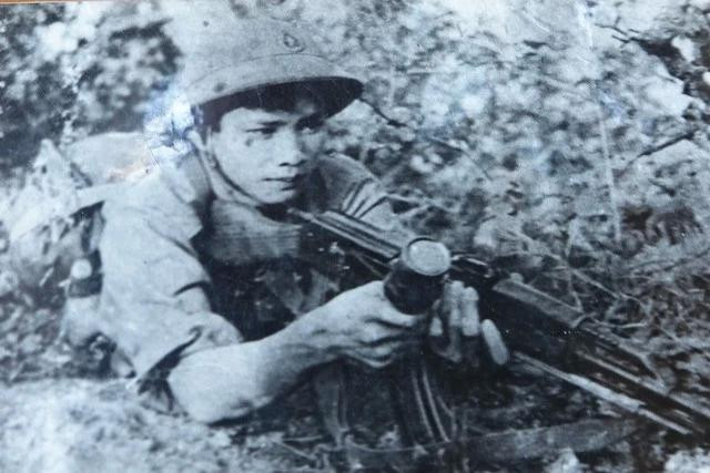 Hạ sĩ Nguyễn Duy Nhất khi được phong anh hùng Hạ sĩ Nguyễn Duy Nhất khi được phong anh hùng