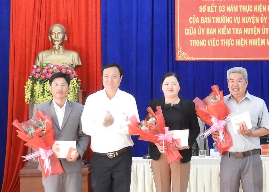 Bí thư Huyện ủy Chư Pưh Nguyễn Huy Châu (thứ 2 từ trái sang) trao kỷ niệm chương “Vì sự nghiệp kiểm tra Đảng” cho các cá nhân. Ảnh: T.N Bí thư Huyện ủy Chư Pưh Nguyễn Huy Châu (thứ 2 từ trái sang) trao kỷ niệm chương “Vì sự nghiệp kiểm tra Đảng” cho các cá nhân. Ảnh: T.N