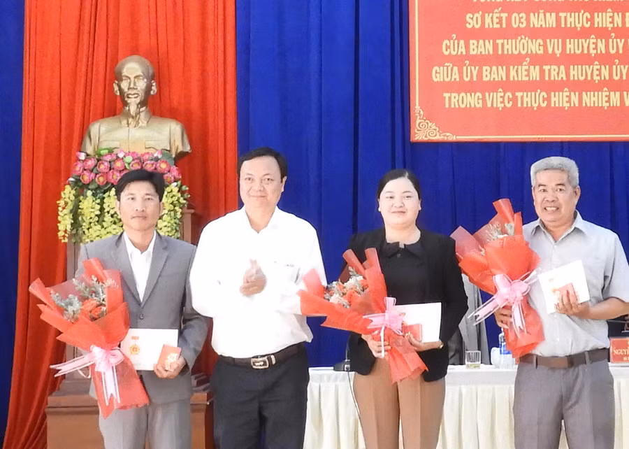 Bí thư Huyện ủy Chư Pưh Nguyễn Huy Châu (thứ 2 từ trái sang) trao kỷ niệm chương “Vì sự nghiệp kiểm tra Đảng” cho các cá nhân. Ảnh: T.N