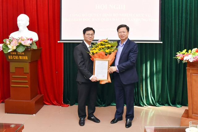 Phó Chủ tịch UBND tỉnh Bắc Kạn Phạm Duy Hưng trao quyết định và chúc mừng ông Vũ Đình Tiến. Phó Chủ tịch UBND tỉnh Bắc Kạn Phạm Duy Hưng trao quyết định và chúc mừng ông Vũ Đình Tiến.