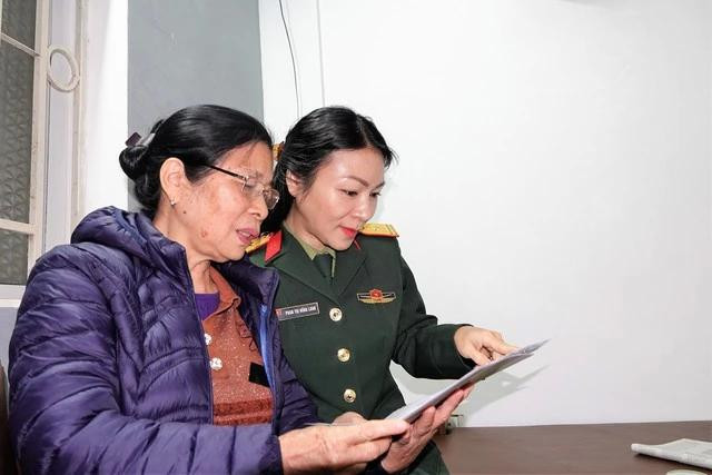 Bà Phạm Thị Vượng và con gái Phan Thị Hồng Loan bên những kỷ vật của liệt sĩ Phan Đình Linh