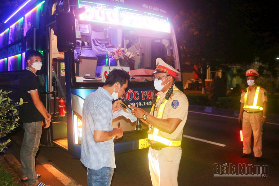 Lực lượng CSGT Công an tỉnh kiểm tra nồng độ cồn tài xê ô tô trên quốc lộ 14