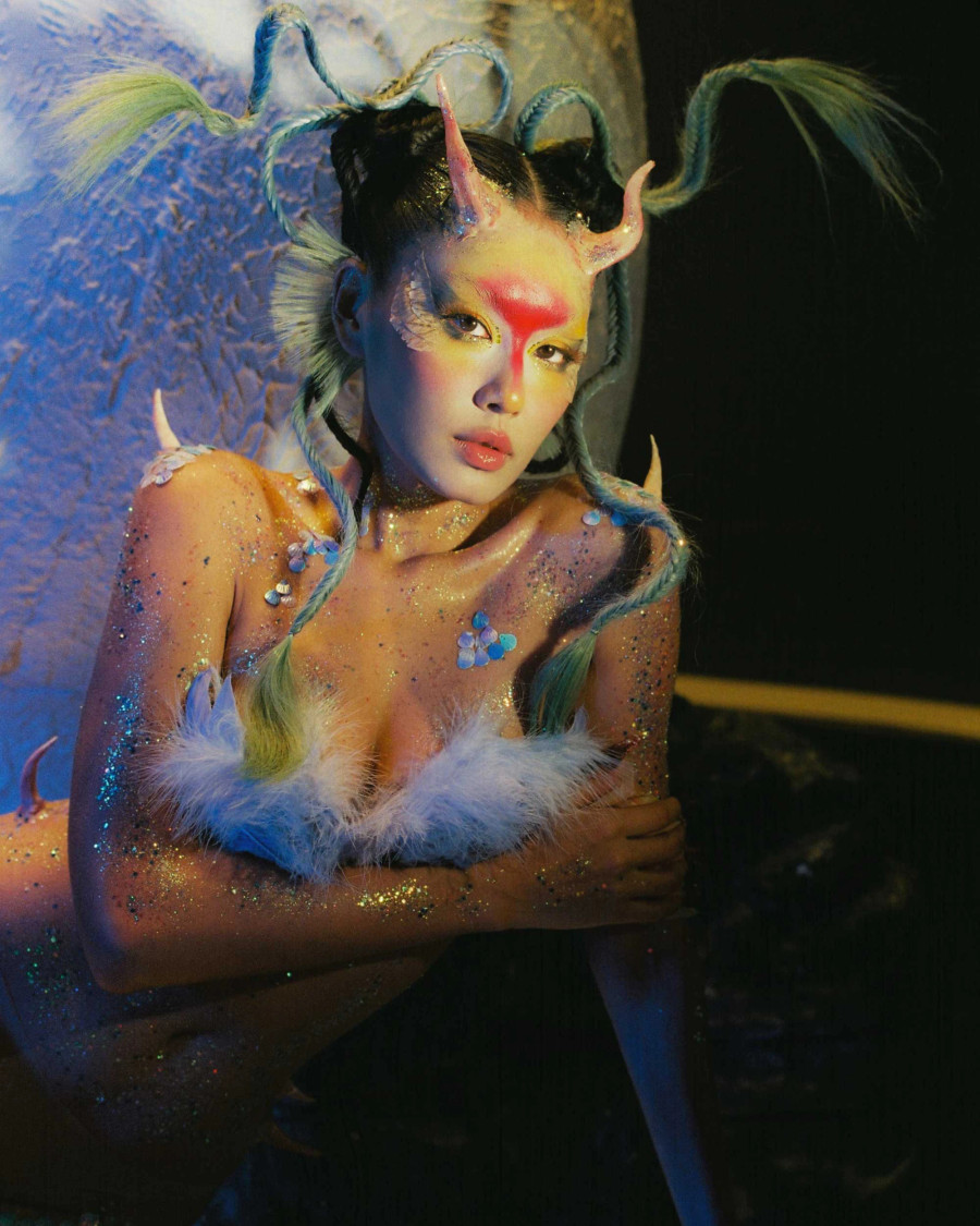 Các chi tiết mang màu sắc thần thoại như lớp sừng, vảy hay lông vũ đều được gắn trực tiếp lên người Thảo Nhi Lê chứ không sử dụng bất kỳ hiệu ứng của kỹ xảo hay photoshop Các chi tiết mang màu sắc thần thoại như lớp sừng, vảy hay lông vũ đều được gắn trực tiếp lên người Thảo Nhi Lê chứ không sử dụng bất kỳ hiệu ứng của kỹ xảo hay photoshop