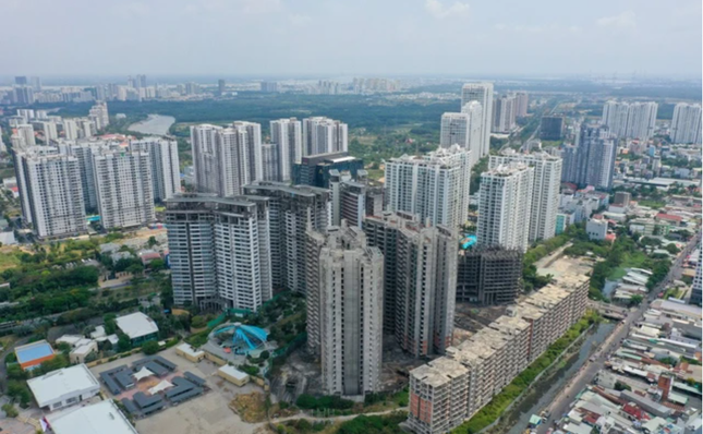 Nhiều địa phương xuất hiện tình trạng việc lệch pha cung - cầu, thị trường nhà ở phát triển không cân đối giữa các loại hình nhà ở. Nhiều địa phương xuất hiện tình trạng việc lệch pha cung - cầu, thị trường nhà ở phát triển không cân đối giữa các loại hình nhà ở.