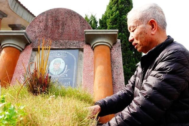 Ông Đỗ Chu Lương bên mộ em trai Đỗ Chu Bỉ Ông Đỗ Chu Lương bên mộ em trai Đỗ Chu Bỉ