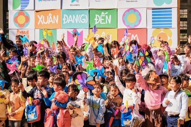 Binz cùng các học trò là Gonzo, 16 Typh đã dành một ngày giao lưu, vui chơi cùng 150 em nhỏ đồng bào Jrai với các hoạt động vẽ tranh, tô tượng, dạy nhạc và các trò chơi xuân Binz cùng các học trò là Gonzo, 16 Typh đã dành một ngày giao lưu, vui chơi cùng 150 em nhỏ đồng bào Jrai với các hoạt động vẽ tranh, tô tượng, dạy nhạc và các trò chơi xuân