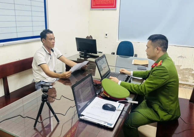 Tài xế Trần Văn Song bị khởi tố về tội chống người thi hành công vụ Tài xế Trần Văn Song bị khởi tố về tội chống người thi hành công vụ