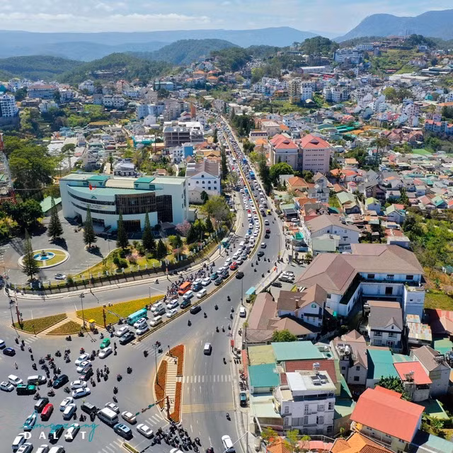 Đường 3 tháng 4 từ đèo Prenn vào trung tâm TP Đà Lạt. Ảnh: Amazing Đà lạt.