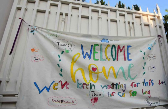 Dinh thự Ban Chan Song La của gia đình Shinawatra được trang trí bằng một biểu ngữ có nội dung chào mừng ông Thaksin về nhà. Ảnh: Bangkok Post