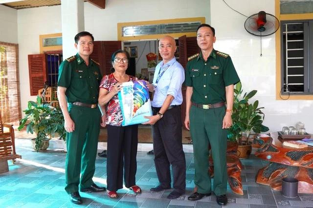 Đại diện Báo Thanh Niên và cán bộ Bộ Chỉ huy Bộ đội Biên phòng Nghệ An thăm, tặng quà thân nhân anh hùng liệt sĩ Phan Đình Linh