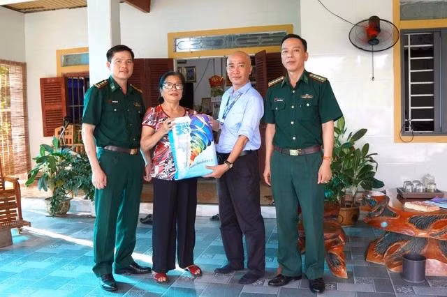 Đại diện Báo Thanh Niên và cán bộ Bộ Chỉ huy Bộ đội Biên phòng Nghệ An thăm, tặng quà thân nhân anh hùng liệt sĩ Phan Đình Linh