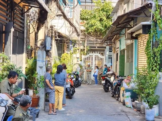 Lực lượng chức năng phong tỏa hẻm nơi xảy ra vụ cháy