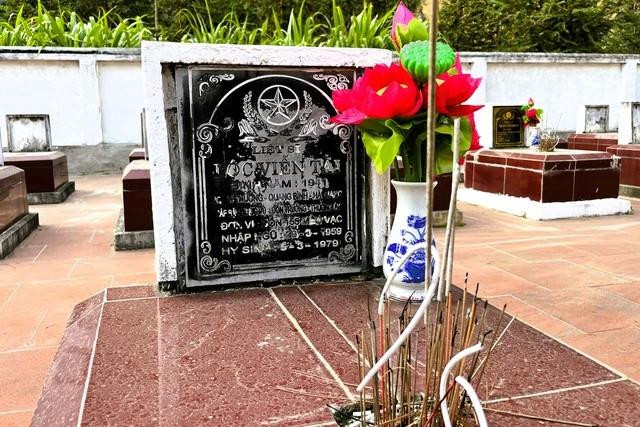 Phần mộ anh hùng - liệt sĩ Lộc Viễn Tài tại Nghĩa trang liệt sĩ Mèo Vạc (Hà Giang) Phần mộ anh hùng - liệt sĩ Lộc Viễn Tài tại Nghĩa trang liệt sĩ Mèo Vạc (Hà Giang)