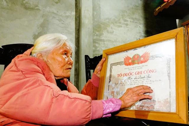 Mẹ Lê Thị Nguyên lau bằng Tổ quốc ghi công của con trai, anh hùng Nguyễn Danh Phú