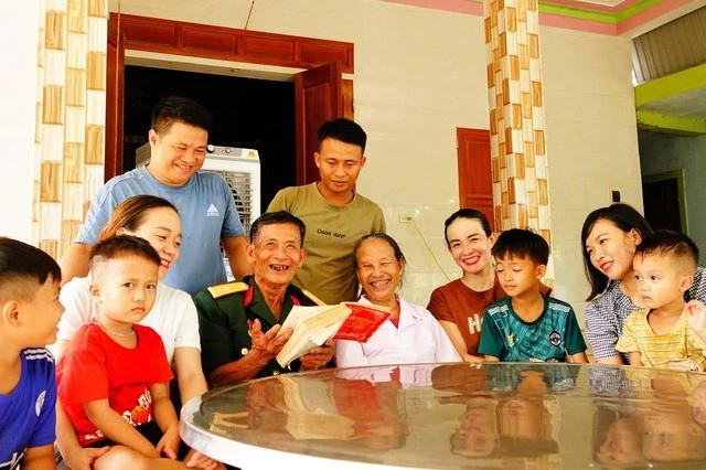 Niềm vui bên con cháu, gia đình Niềm vui bên con cháu, gia đình