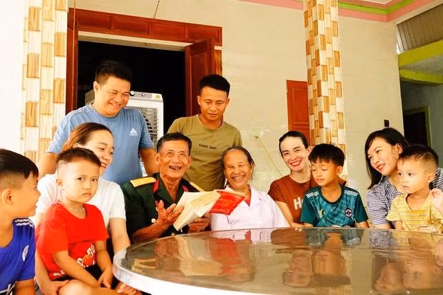 Niềm vui bên con cháu, gia đình