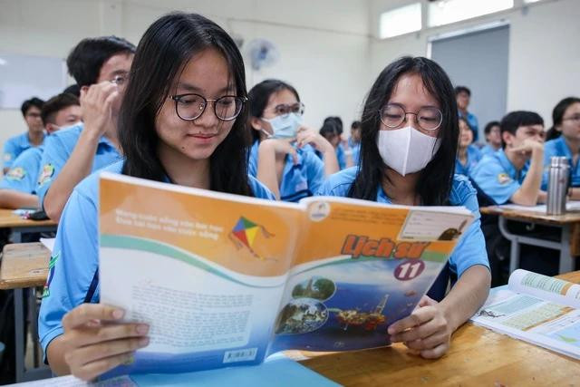 Gia đình, nhà trường là nơi giữ lửa, truyền lửa để học sinh biết sống sẻ chia, thấu hiểu và học tập ngày một tốt hơn Gia đình, nhà trường là nơi giữ lửa, truyền lửa để học sinh biết sống sẻ chia, thấu hiểu và học tập ngày một tốt hơn