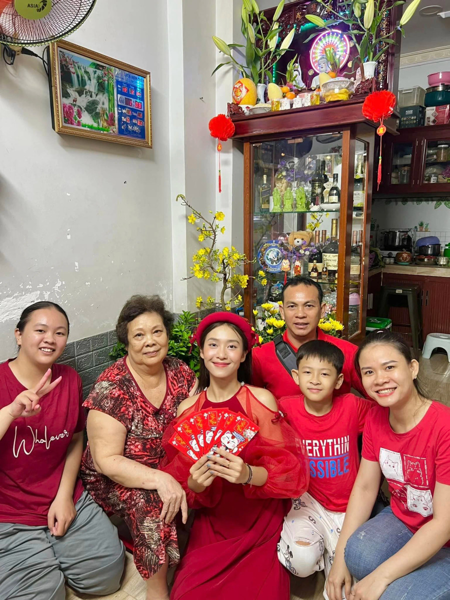 Khả Ngân diện áo dài đỏ cách điệu, hào hứng lì xì người thân. Năm 2023, người đẹp 9X gây ấn tượng với vai diễn nàng dâu út trong phim Gia đình mình vui bất thình lình. Nhan sắc của nữ diễn viên ở tuổi 27 khiến nhiều người xuýt xoa