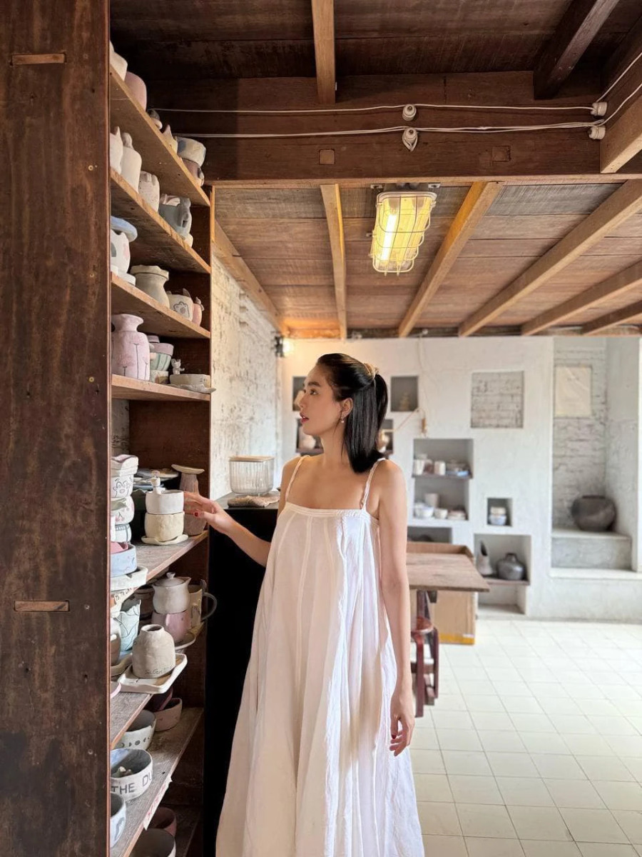 Khác với hình ảnh quyến rũ, sang chảnh thường thấy, trong lần xuất hiện này, Ngọc Trinh diện váy đơn giản. Nhiều người nhận xét cô vẫn giữ được nhan sắc trẻ trung, xinh đẹp sau thời gian dài tạm giam. Một số khán giả cho rằng vụ ồn ào vừa qua là bài học để chân dài quê Trà Vinh thay đổi tích cực hơn trong thời gian tới