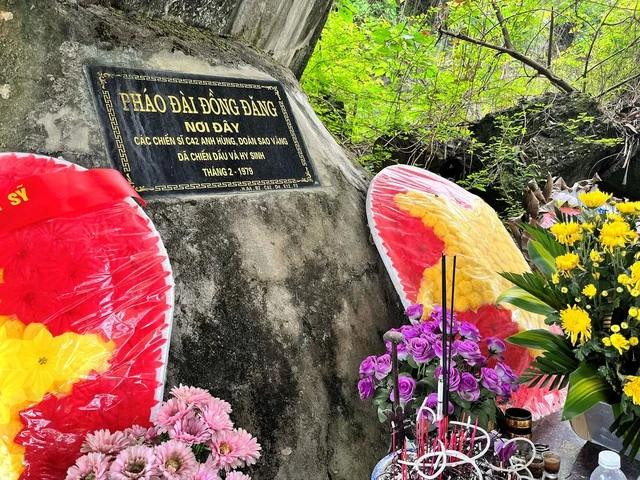 Khu vực tưởng niệm cán bộ, chiến sĩ đại đội 42 đã hy sinh trong khi bảo vệ pháo đài Đồng Đăng, tháng 2.1979 Khu vực tưởng niệm cán bộ, chiến sĩ đại đội 42 đã hy sinh trong khi bảo vệ pháo đài Đồng Đăng, tháng 2.1979