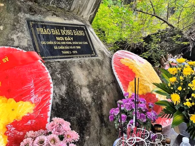 Khu vực tưởng niệm cán bộ, chiến sĩ đại đội 42 đã hy sinh trong khi bảo vệ pháo đài Đồng Đăng, tháng 2.1979